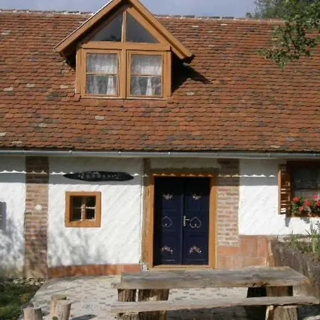 Multidezo Porta - Nepi Muemlek Hazak Az Orsegben