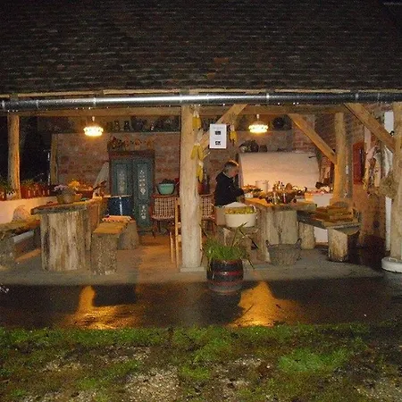 Multidezo Porta - Nepi Muemlek Hazak Az Orsegben *